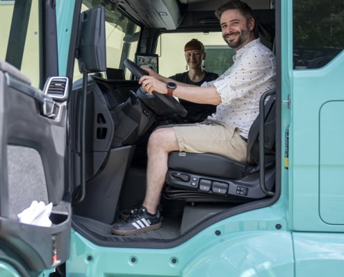 stefan und marta im truck fahrerkabine