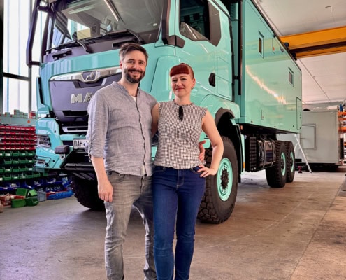 stefan und marta vor tiny house truck
